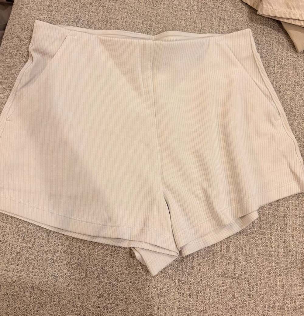 Lululemon Ribbed Softstreme High-Rise Short 2" Bone Size 8